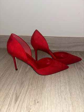 Zapatos de tacón rojos