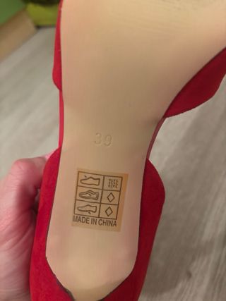 Zapatos de tacón rojos