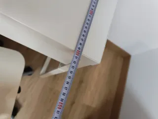 Escritorio blanco con silla