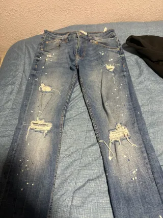 Pantalones vaqueros desgastados con salpicaduras