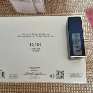 Neceser Dior rosa con pintalabios en miniatura