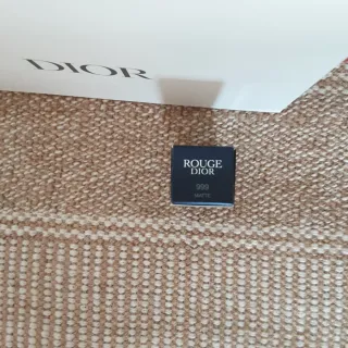 Neceser Dior rosa con pintalabios en miniatura