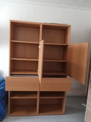 Armario de madera marrón.