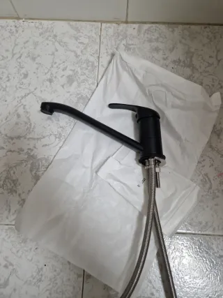 Grifo de cocina negro y plateado