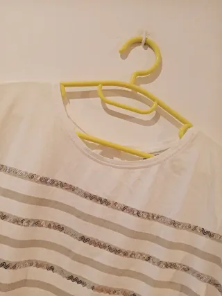 Camiseta blanca con rayas plateadas talla M
