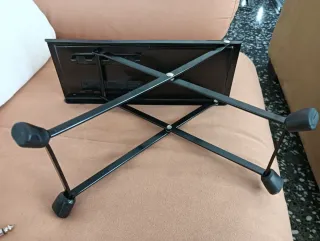 Lote accesorios guitarra: reposapiés y afinador