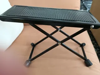 Lote accesorios guitarra: reposapiés y afinador