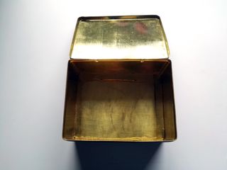 Caja de hojalata antigua de hace 100 años