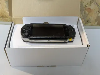 Pacchetto: PSP + 9 giochi + scatola ORIGINALE