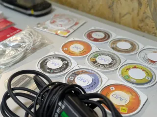 Pacchetto: PSP + 9 giochi + scatola ORIGINALE