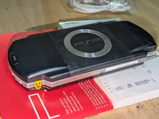 Pacchetto: PSP + 9 giochi + scatola ORIGINALE