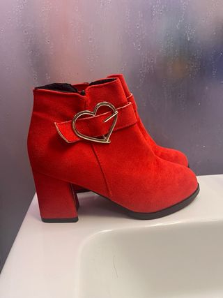 Stivaletti rossi con fibbia a cuore oro