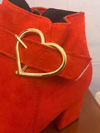 Stivaletti rossi con fibbia a cuore oro