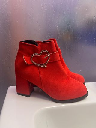 Stivaletti rossi con fibbia a cuore oro