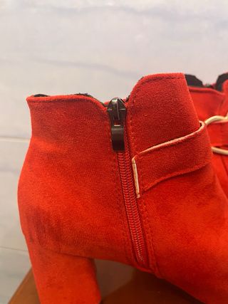 Stivaletti rossi con fibbia a cuore oro