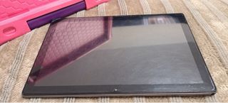 Tablet Negra con Funda Rosa