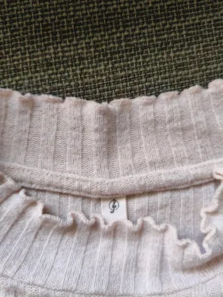 Camiseta rosa ajustada cuello alto manga acampanad