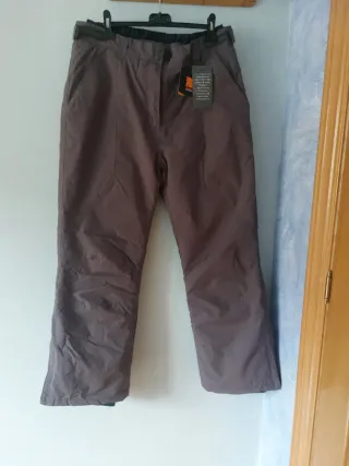 Pantalones de esquí gris oscuro.