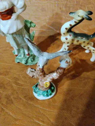 Figura porcelana niña 1800, Bambi y palomas