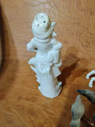 Figura porcelana niña 1800, Bambi y palomas