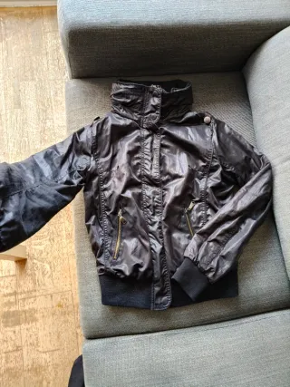 Chaqueta Bershka negra