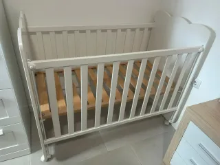 Cuna de bebé blanca
