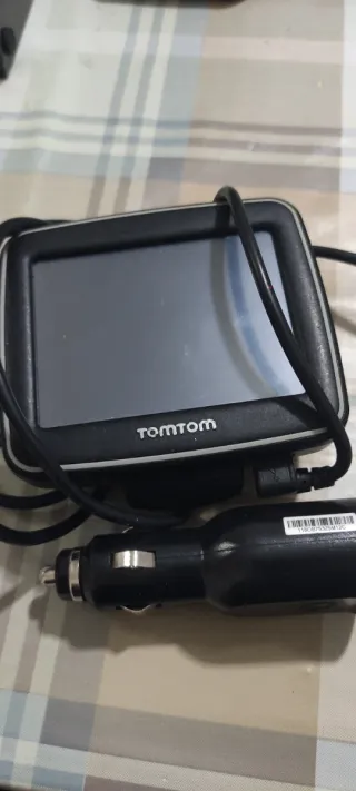 GPS TomTom con cargador de coche