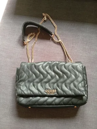 Bolso Guess acolchado cadena