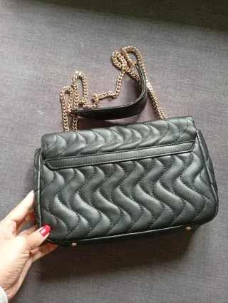 Bolso Guess acolchado cadena