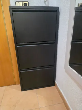 Zapatero metálico negro sin usar