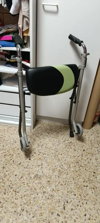 Andador con asiento y ruedas