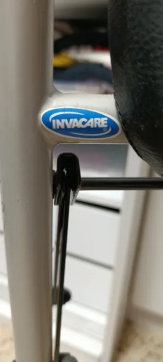 Andador con asiento y ruedas