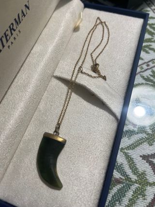 Colgante piedra verde y cadena dorada