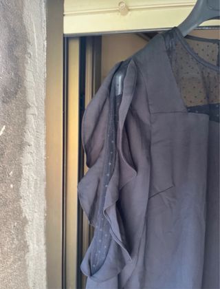 Camisa negra volantes y escote encaje