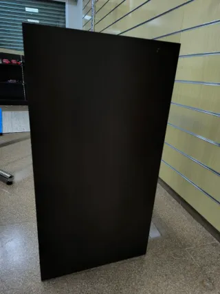 Mostrador de ordenador negro con detalles