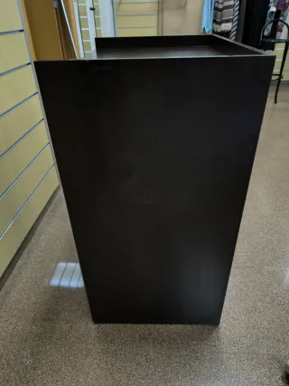 Mostrador de ordenador negro con detalles