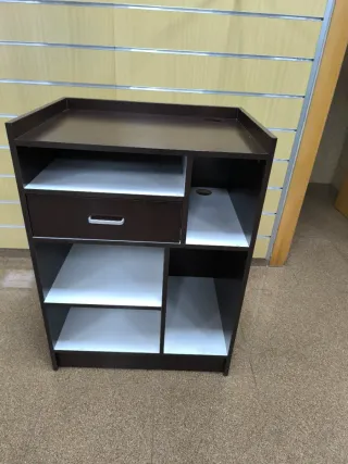 Mostrador de ordenador negro con detalles