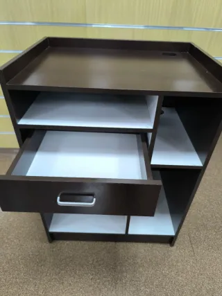 Mostrador de ordenador negro con detalles