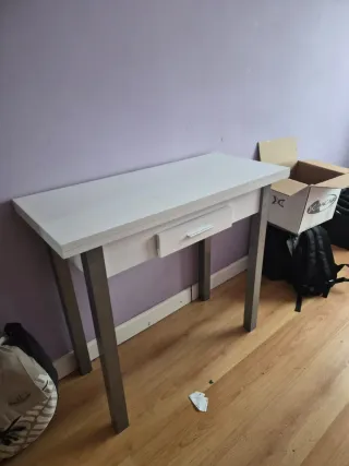 Mesa de cocina blanca extensible con cajón