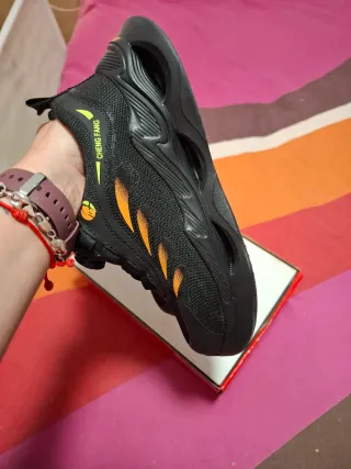 Zapatillas de seguridad negras y naranjas