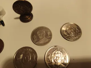 lote monedas y adornos futbol