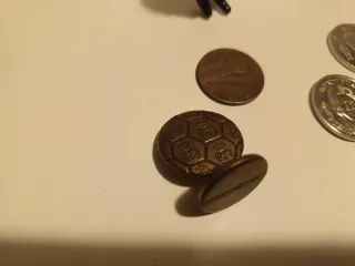 lote monedas y adornos futbol