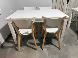 Mesa blanca con 4 sillas de madera