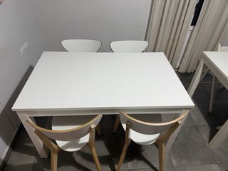 Mesa blanca con 4 sillas de madera