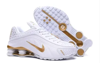 Zapatillas Nike Shox Blancas y Doradas