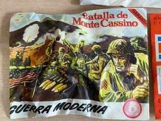 Montaplex 3 Sobres de Guerra Variados con soldados