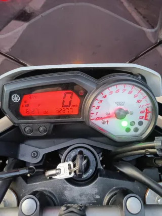 Yamaha FZ8 Naked Blanca y Dorada