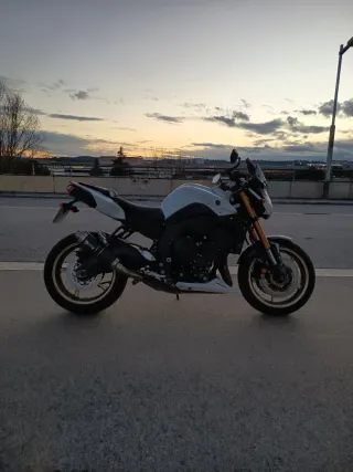 Yamaha FZ8 Naked Blanca y Dorada