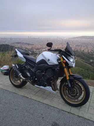 Yamaha FZ8 Naked Blanca y Dorada