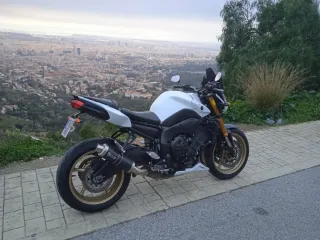 Yamaha FZ8 Naked Blanca y Dorada
